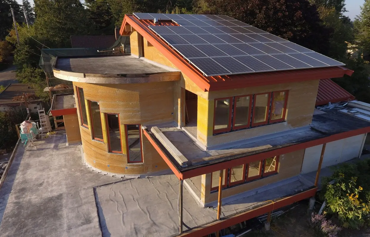 Highland Hemp House con cerramientos de cáñamo y cal antes del revestimiento. Tommygibbons46, CC BY-SA 4.0. Origen: https://commons.wikimedia.org/wiki/File:Highland_Hemp_House_finished_hempcrete.jpg