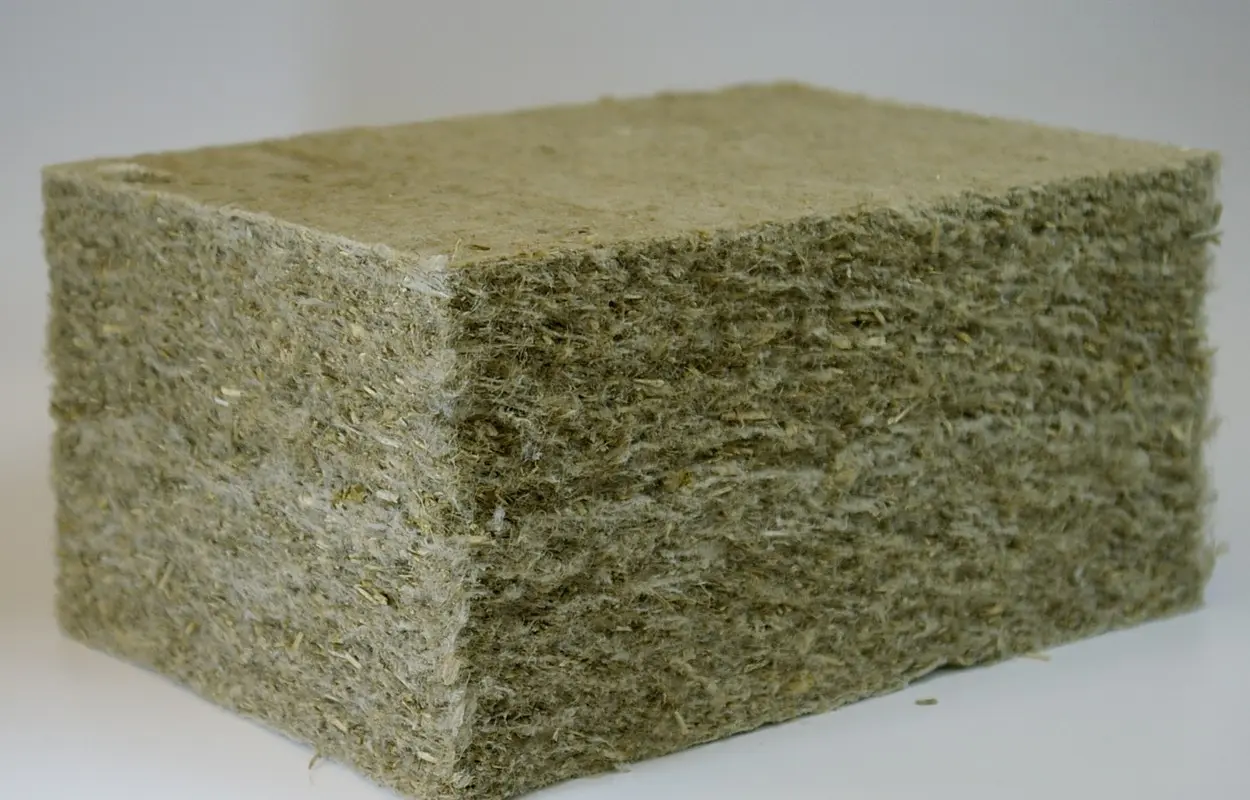 Bloque aislante fabricado con fibras de cáñamo. Christian Gahle, nova-Institut GmbH, CC BY-SA 3.0. Origen: https://commons.wikimedia.org/wiki/File:Hanfdaemmstoff_CG.jpg