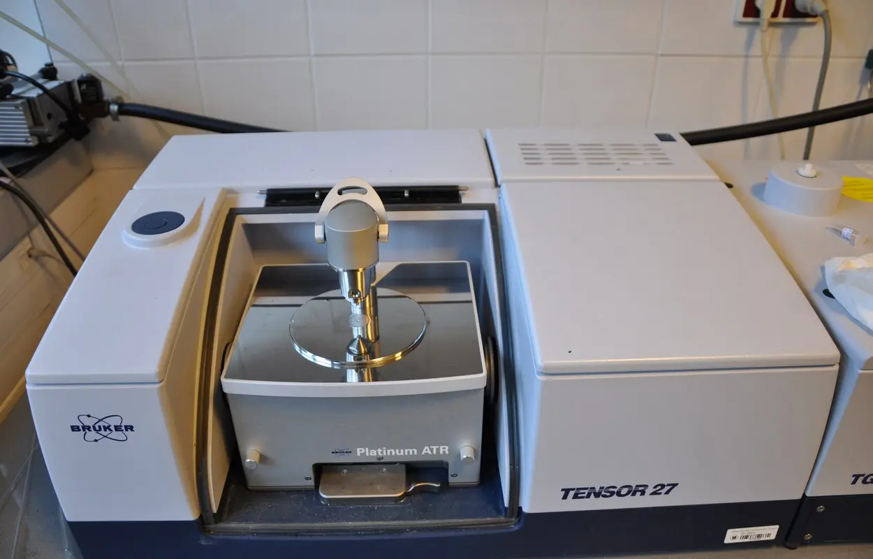 Espectrómetro de infrarrojos con módulo ATR en un laboratorio. Hugo, CC BY-SA 4.0. Origen: https://commons.wikimedia.org/wiki/File:Bruker-Tensor-27.jpg