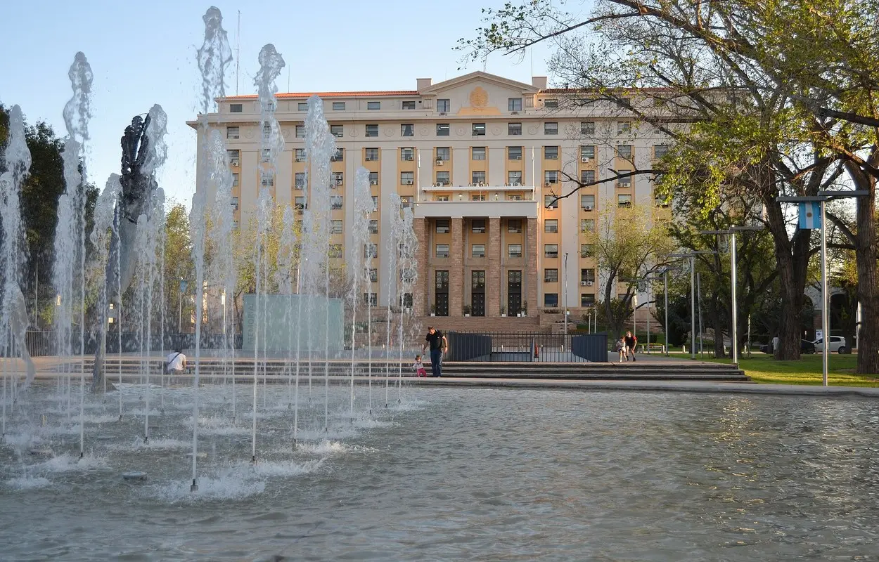 Casa de Gobierno de Mendoza, en Argentina, con una fuente en primer plano