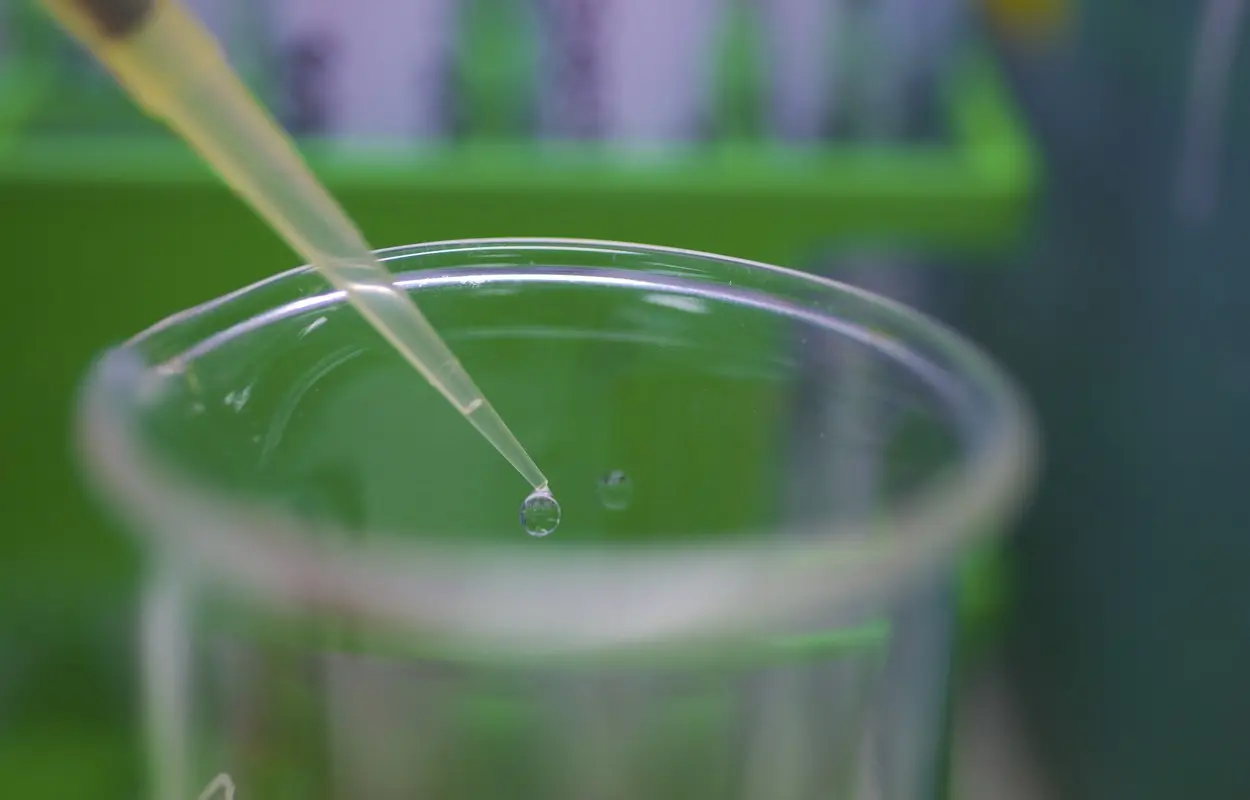 Pipeta añadiendo una gota a un vaso de laboratorio. Alexander Bogatyrev, CC BY 4.0. Origen: https://commons.wikimedia.org/wiki/File:Drop_on_the_tip.jpg